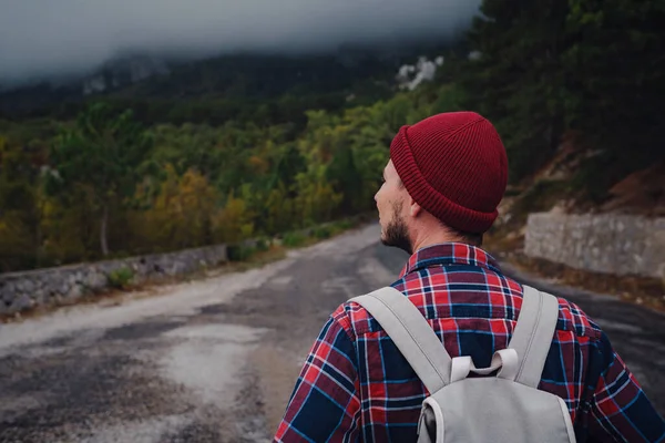 Hombre Que Viaja Con Una Mochila Senderismo Las Montañas Viaje — Foto de Stock