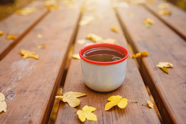 Xícara Chá Com Folhas Outono Reflexão Sobre Mesa Madeira Estação — Fotografia de Stock