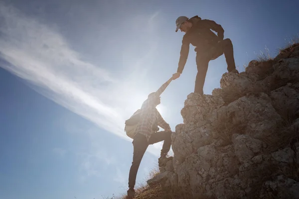 Concepto Ayuda Asistencia Siluetas Dos Personas Escalando Montañas Ayudando Contra — Foto de Stock