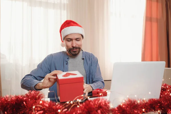 Hipster Mann Mit Roter Tasse Sitzt Zur Weihnachtszeit Hause Virtuelle — Stockfoto
