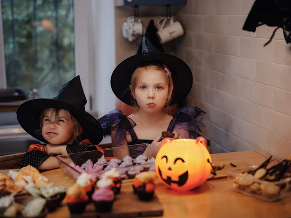 Halloween Holiday Childhood Concept Happy Family Preparing Halloween Two Sisters — Stock Photo, Image