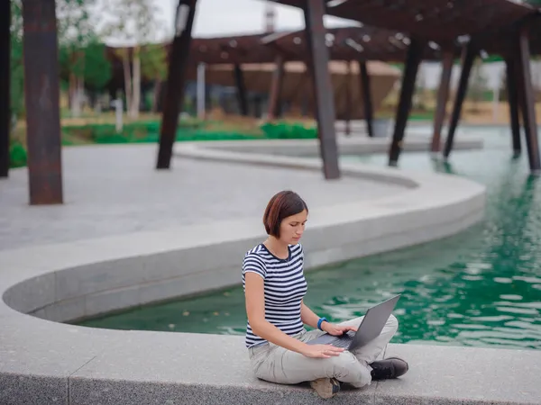 Счастливая Студентка Работающая Ноутбуком Парке Современного Университетского Кампуса Женщина Полосатой — стоковое фото