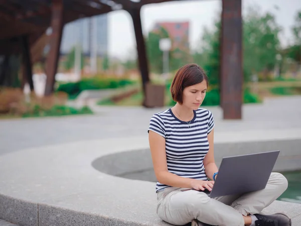 Šťastná Asijská Studentka Pracující Laptopem Moderním Univerzitním Kampusu Parku Žena — Stock fotografie