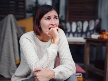 Depresyondaki Asyalı kadın arka bahçede oturuyor. Ruh sağlığında depresyon geçirdiği için üzgün ve endişeli. Ruh sağlığı, endişe Çinli bir kadının bunalıma girmesi..