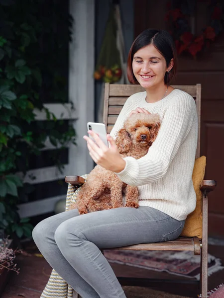 Sonriente Joven Asiática Mujer Jersey Beige Toma Selfie Con Perro —  Fotos de Stock