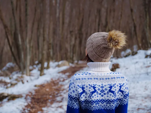 Piękna Kobieta Stojąca Wśród Drzew Zimowym Lesie Kapeluszu Niebieskim Swetrze — Zdjęcie stockowe