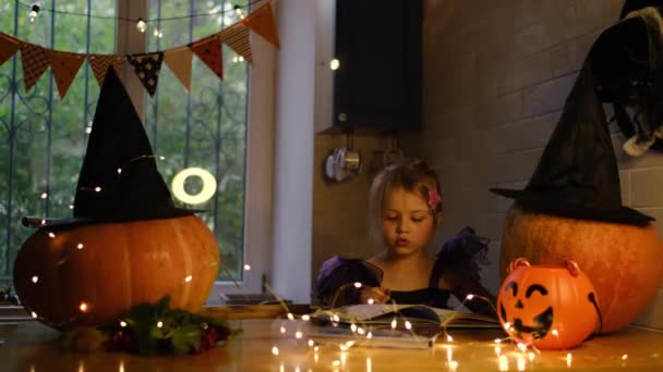 Preparación para Halloween en la cocina casera. — Vídeo de stock