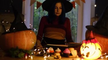 Ev mutfağında Cadılar Bayramı için hazırlanıyor..