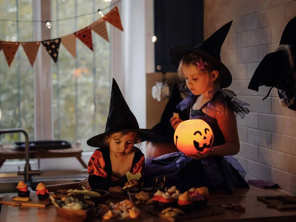 Vacanza Halloween Concetto Infanzia Bambini Felici Costumi Strega Casa Scura — Foto Stock