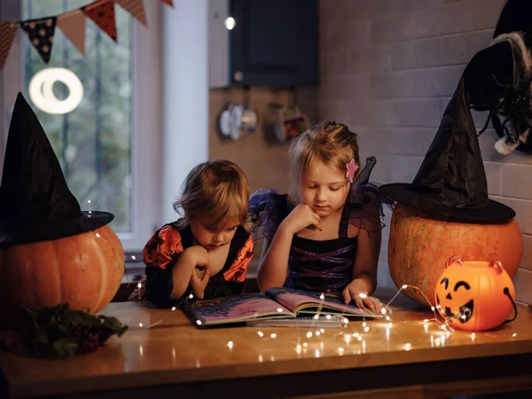 Halloween vacaciones y concepto de la infancia — Foto de Stock