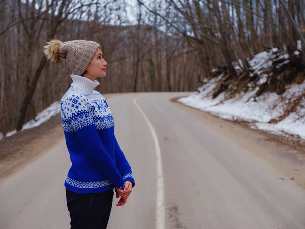 Hermosa mujer de pie entre los árboles en el bosque de invierno —  Fotos de Stock