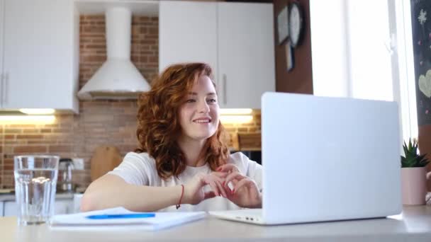 Mulher usar aplicativo de chamada de vídeo laptop conversando com o amigo remotamente — Vídeo de Stock