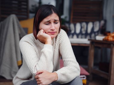 Depresyondaki Asyalı kadın arka bahçede oturuyor. Ruh sağlığında depresyon geçirdiği için üzgün ve endişeli. Ruh sağlığı, endişe Çinli bir kadının bunalıma girmesi..