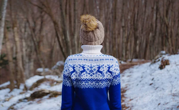 숲에서 사이에 아름다운 모자를 스웨터를 최초의 속에서 아시아 — 스톡 사진