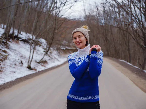숲에서 사이에 아름다운 모자를 스웨터를 최초의 속에서 아시아 — 스톡 사진