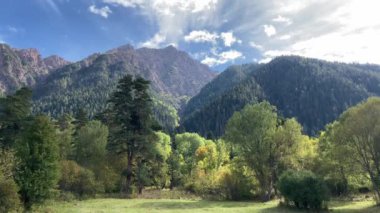 Kuzey Kafkasya 'nın güzel dağları sonbahar mevsiminde, Arkhyz, Karachay-Çerkessia
