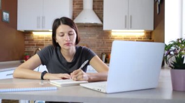 Asyalı kadın evde e-öğrenim görüyor.