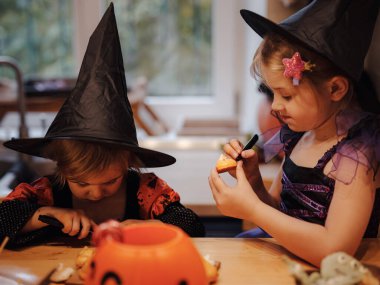 Cadılar bayramı ve çocukluk konsepti