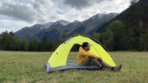 Camping dans les montagnes du Caucase du Nord en automne, Arkhyz, Karachay-Cherkessia — Video