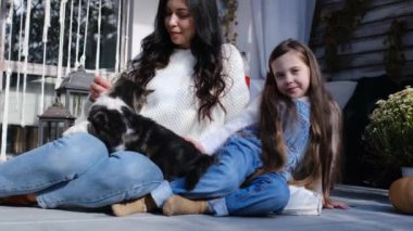 Küçük mutlu aile şükran gününü kutluyor..