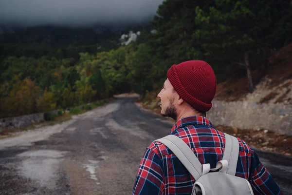 Hombre viajando con una mochila de senderismo en las montañas de viaje. — Foto de Stock
