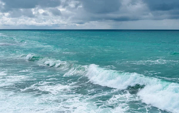 Вид на океанские волны и скалистый берег — стоковое фото