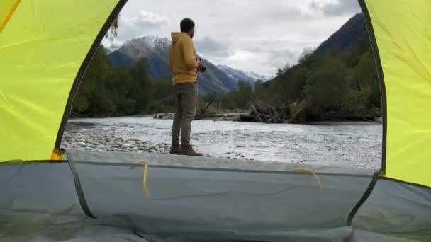 Camping i bergen i norra Kaukasus under höstsäsongen, Arkhyz, Karachay-Cherkessia — Stockvideo