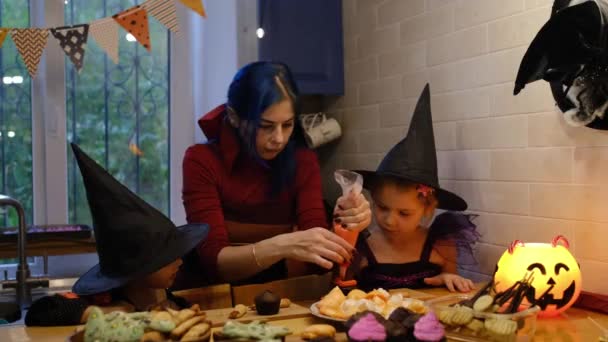 Příprava na Halloween v domácí kuchyni. — Stock video