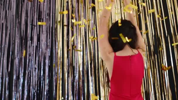 Mujer soplando confeti y sonriendo. retrato de una encantadora chica rizada hispana volando lentejuelas y confeti. concepto de la fiesta, diversión, celebrar. cámara lenta — Vídeos de Stock