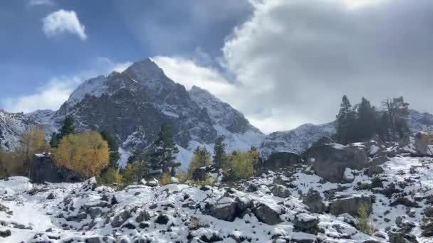 Hermosas montañas del Cáucaso Norte en la temporada de otoño, Arkhyz, Karachay-Cherkessia — Vídeos de Stock
