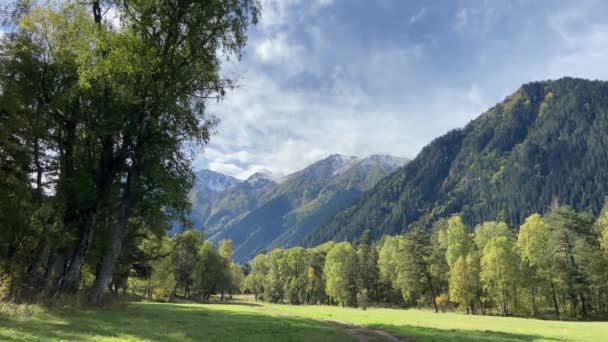 Krásné hory severního Kavkazu v podzimní sezóně, Arkhyz, Karáčí-Čerkesie — Stock video