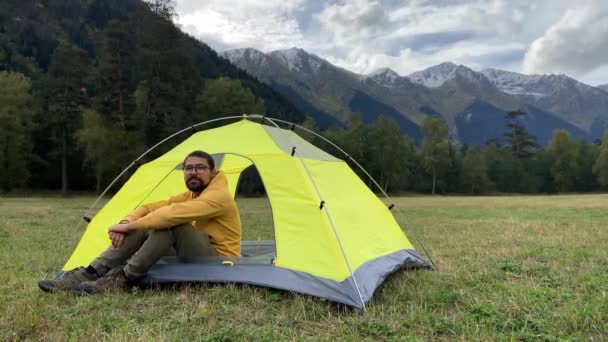 Camping i bergen i norra Kaukasus under höstsäsongen, Arkhyz, Karachay-Cherkessia — Stockvideo
