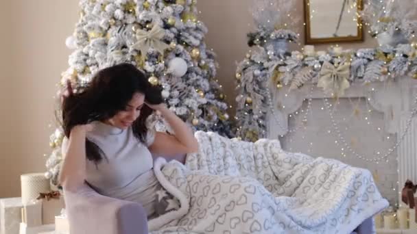 Positieve vrouw binnen met kerst decoratie — Stockvideo