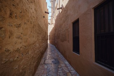 Eski Dubai binaları ve geleneksel Arap caddesi.