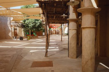 Dubai, BAE 17 Şubat 2020: Eski Dubai binaları ve Arap caddesi. Al Fahidi Mahallesi, Al Bastakiya. Birleşik Arap Emirlikleri 'nin miras bölgesi. Şehrin sokaklarında serin gölgeler