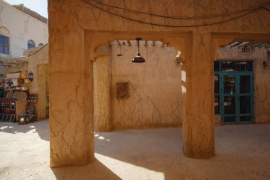 Dubai, BAE 17 Şubat 2020: Eski Dubai binaları ve Arap caddesi. Al Fahidi Mahallesi, Al Bastakiya. Birleşik Arap Emirlikleri 'nin miras bölgesi. Şehrin sokaklarında serin gölgeler