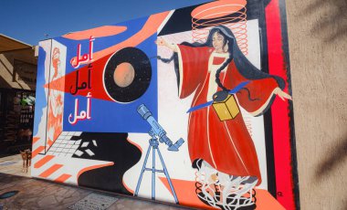 Dubai, BAE 17 Şubat 2020: Eski Dubai binaları ve Arap caddesi. Al Fahidi Mahallesi, Al Bastakiya. Birleşik Arap Emirlikleri 'nin miras bölgesi. Mars 'a uçuşla ilgili graffiti