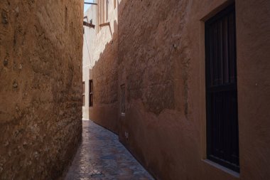 Dubai, BAE 17 Şubat 2020: Eski Dubai binaları ve Arap caddesi. Al Fahidi Mahallesi, Al Bastakiya. Birleşik Arap Emirlikleri 'nin miras bölgesi. Eski şehrin detayları ve genel planları.