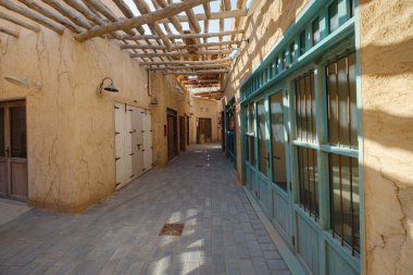 Dubai, BAE 17 Şubat 2020: Eski Dubai binaları ve Arap caddesi. Al Fahidi Mahallesi, Al Bastakiya. Birleşik Arap Emirlikleri 'nin miras bölgesi. Şehrin sokaklarında serin gölgeler