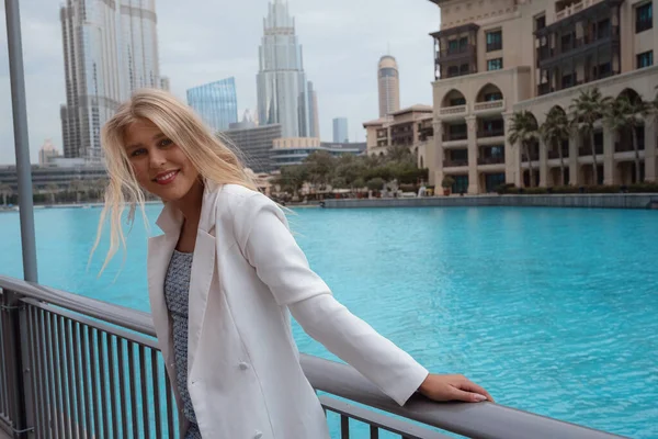 Młoda Piękna Blondynka Ciesząca Się Widokiem Dubaj Centrum Czeka Słynny — Zdjęcie stockowe
