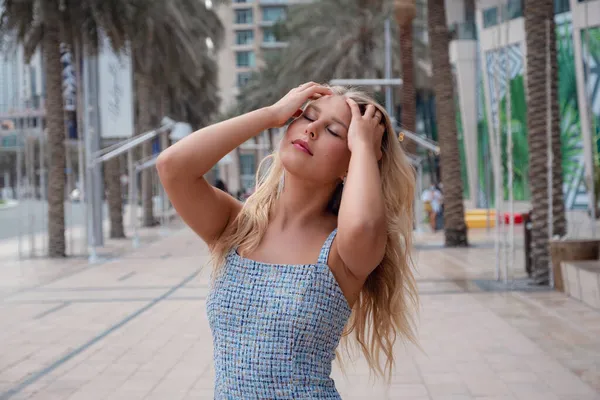 Jeune Belle Femme Blonde Marcher Dans Centre Dubaï Profiter Des — Photo