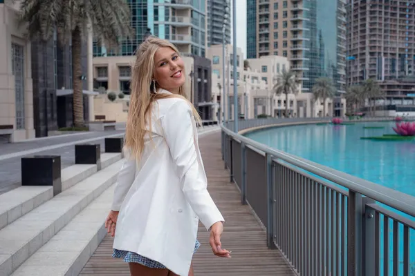 年轻美丽的金发女人喜欢在迪拜市中心散步 在阿拉伯联合酋长国旅途愉快 度假及观光旅游概念 — 图库照片