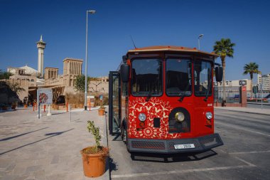 Eski Dubai binaları ve geleneksel Arap caddesi.