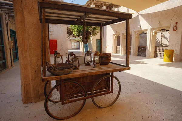 Bâtiments anciens de Dubaï et rue arabe traditionnelle. — Photo