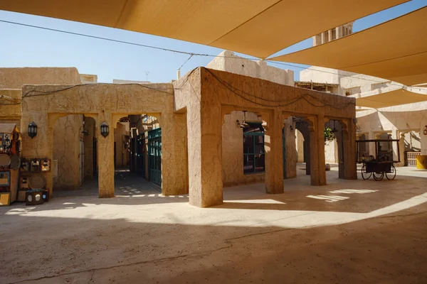 Bâtiments anciens de Dubaï et rue arabe traditionnelle. — Photo