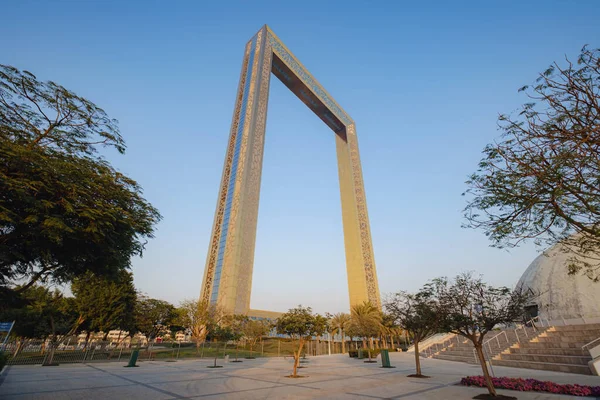 2021年2月16日，阿拉伯联合酋长国迪拜：日落时的迪拜框架建筑 — 图库照片