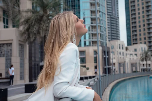 Jovem mulher desfrutando de vista do centro de Dubai. — Fotografia de Stock