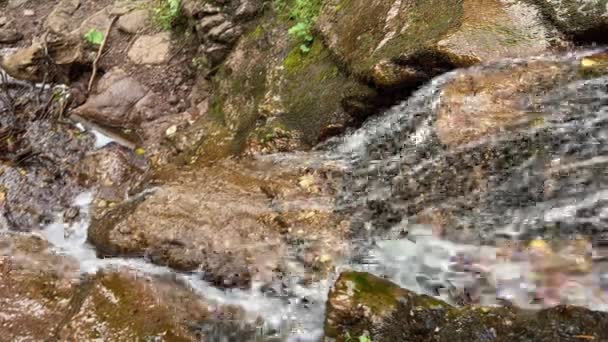 Río arroyo cascada que fluye vista. — Vídeos de Stock