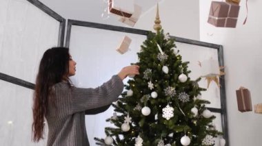 Noel süslemeleri ile evde pozitif kadın
