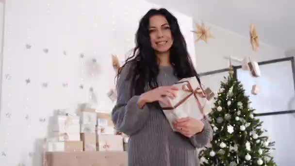 Mujer positiva en el interior con decoración de Navidad — Vídeos de Stock